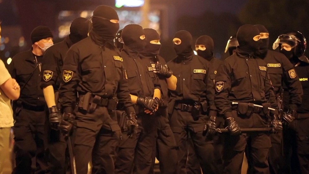Сотрудники правоохранительных органов Белорусии во время акции протеста