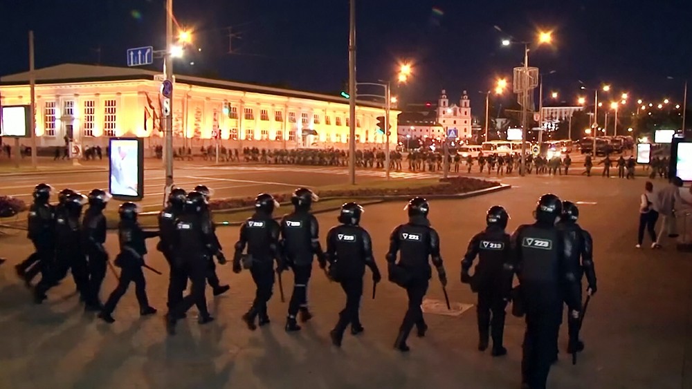 Сотрудники правоохранительных органов Белорусии во время акции протеста в Минске