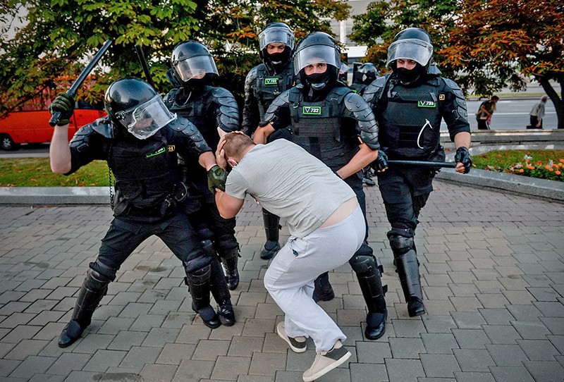 Сотрудники правоохранительных органов Белорусии во время акции протеста в Минскеу