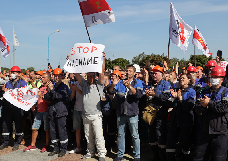 Стихийный митинг рабочих предприятия "Гродно Азот" в Гродно