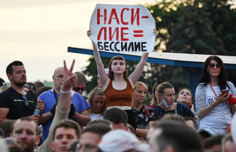 Митингующие возле здания Национальной Белтелерадиокомпании в Минске