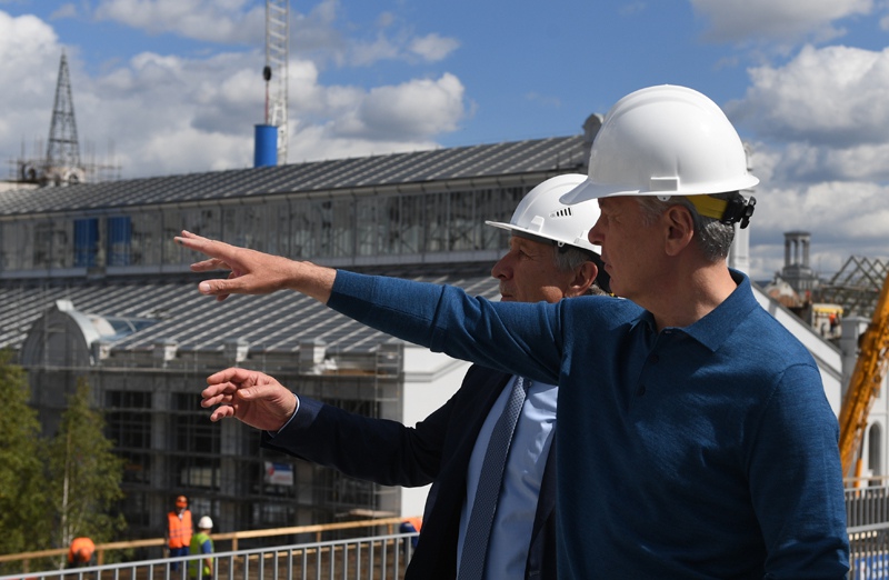 Сергей Собянин во время осмотра работ по реконструкции ГЭС-2 в Москве