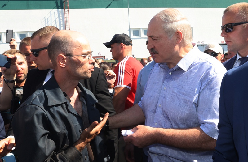 Президент Белоруссии Александр Лукашенко выступил перед работниками Минского завода колесных тягачей