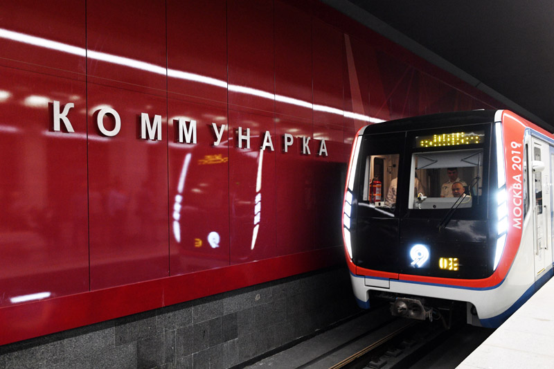 Поезд на станции метро "Коммунарка" Сокольнической линии