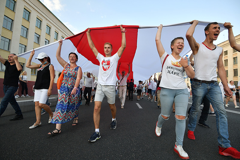 Участники общегражданского марша "За свободу" в Минске