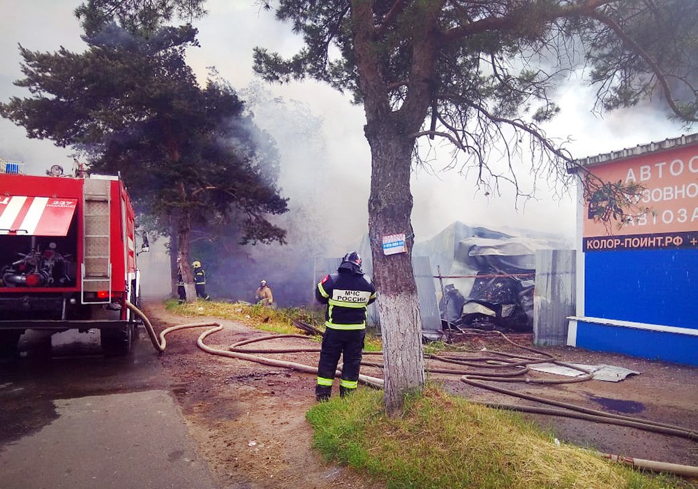Пожарные на месте возгорания