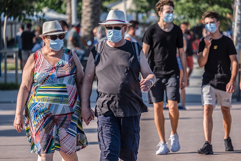 Люди в медицинских масках в Европе