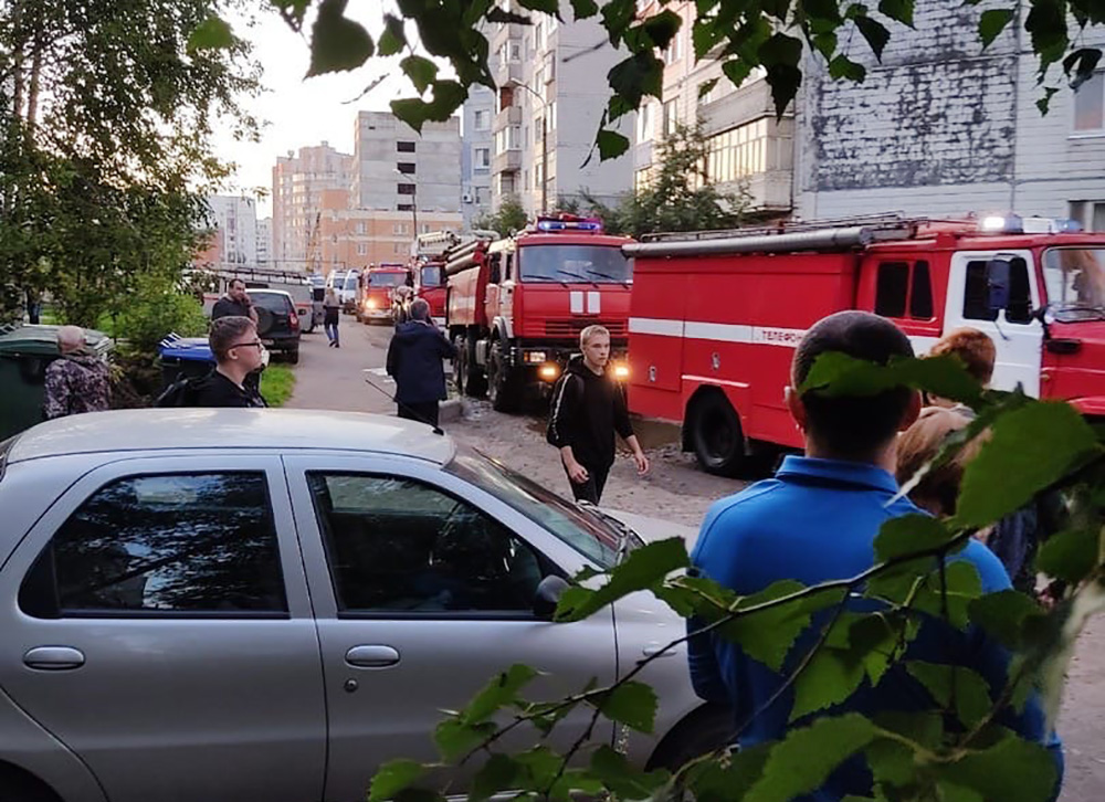 Пожарные на месте взрыва в жилом доме в Ярославле