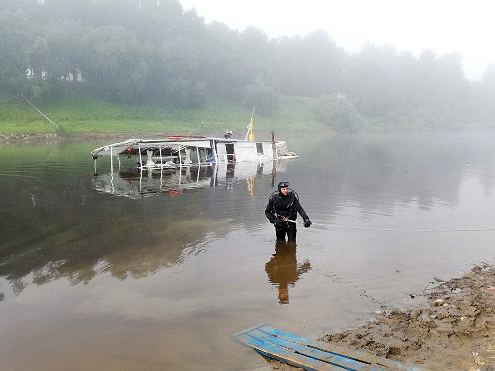 Подъем затонувшего судна в Вологде