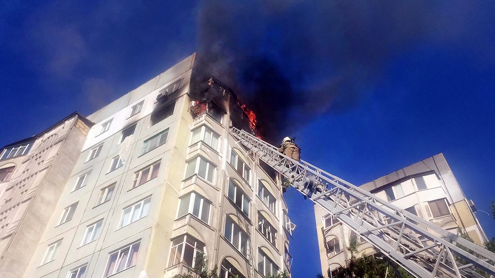 Тушение пожара в жилом доме в Керчи
