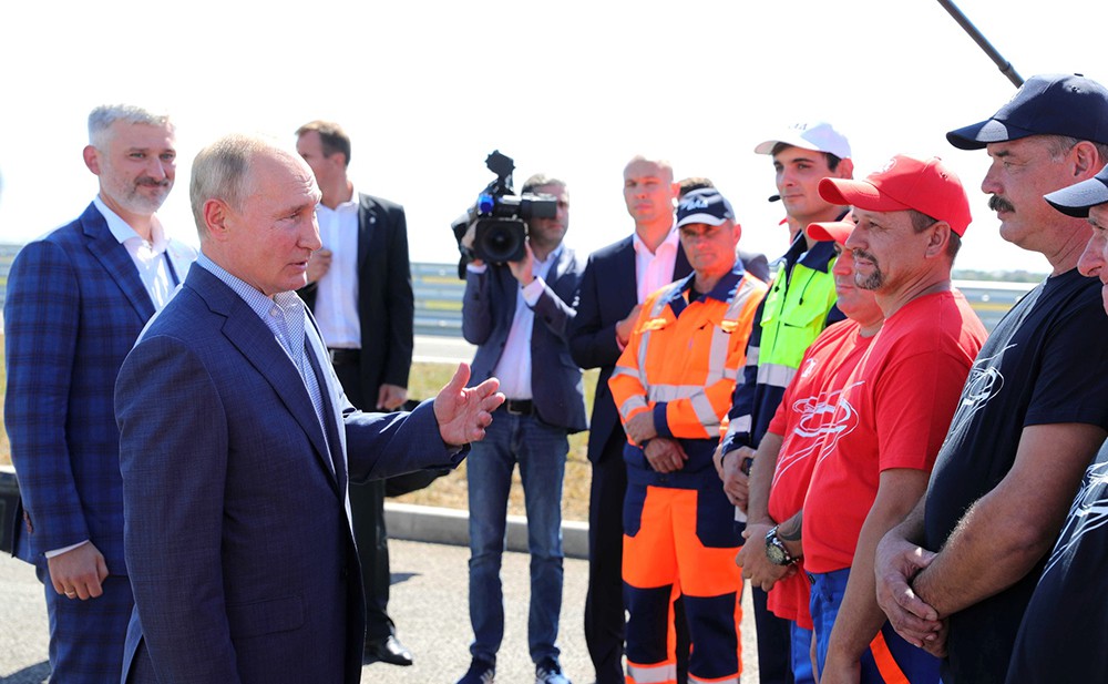  Владимир Путин принимает участие в церемонии запуска движения по трассе "Таврида"