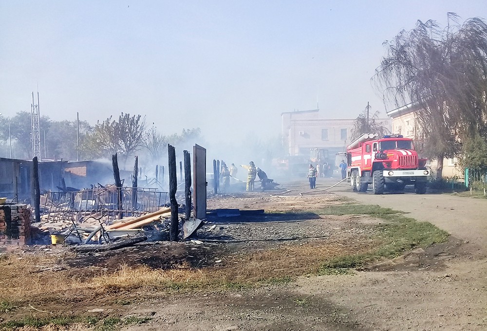 Пожарные на месте сгоревших домов