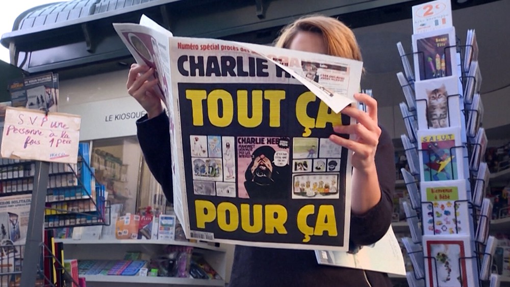 Девушка читает Charlie Hebdo