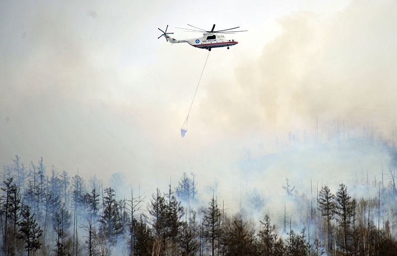 Вертолет МЧС РФ тушит лесные пожары