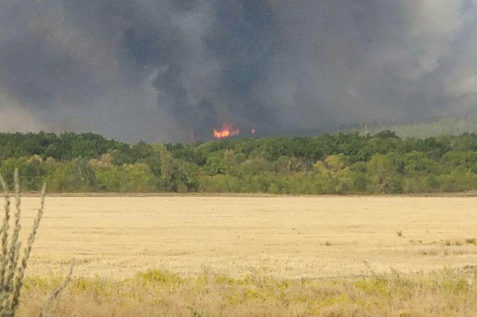 Полнеба пламя донбасс. Взрывы на Украине. Донбасс в огне. Взорвался склад в Украине.