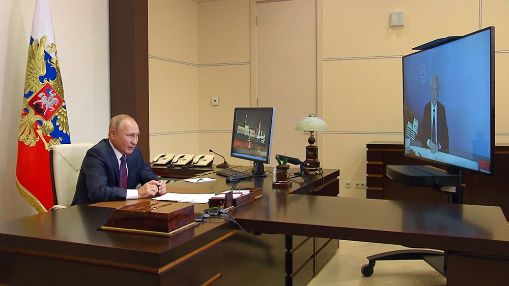 Владимир Путин и Сергей Собянин общаются по видеосвязидимир
