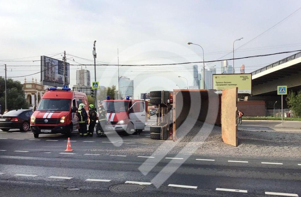 Автомобиль гаи попал под грузовик на мкад