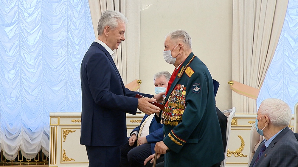 Сергей Собянин вручает награды