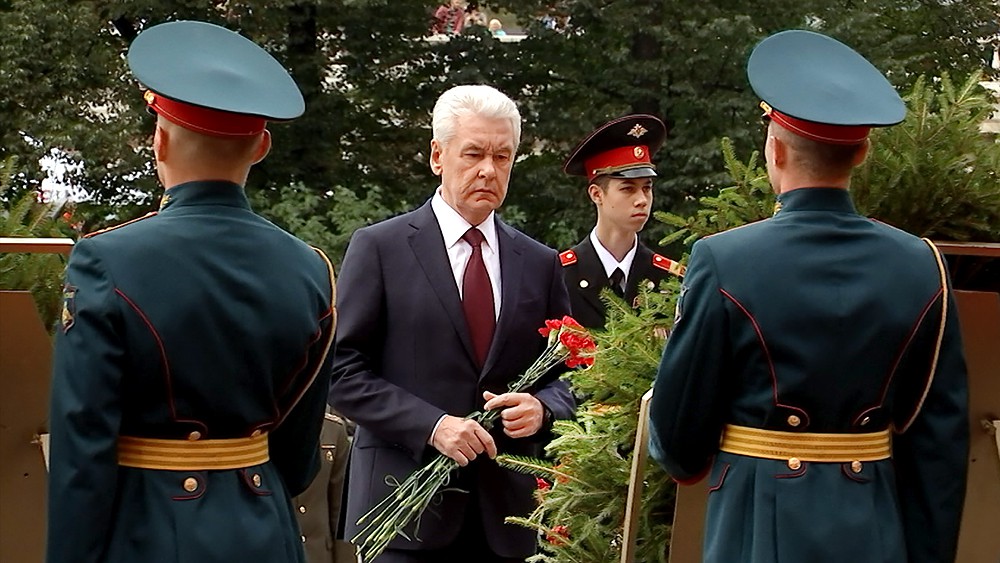 Сергей Собянин возлогает цветы к Могиле Неизвестного солдата