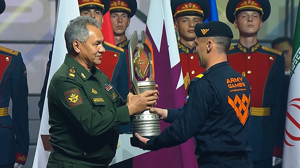 Сергей Шойгу вркчает кубок победителям Армейских игр