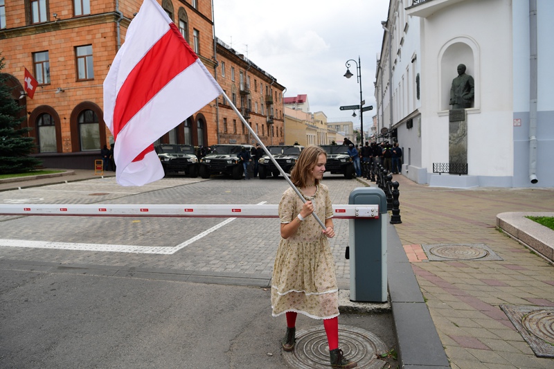 Участница несанкционированной акции оппозиции "Марш единства" в Минске
