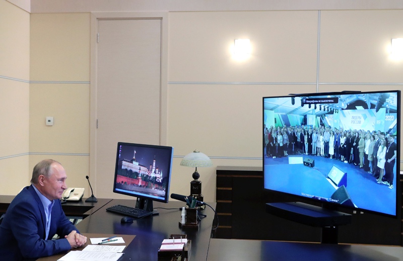 Владимир Путин проводит встречу с победителями конкурса "Лидеры России" в режиме видеоконференции