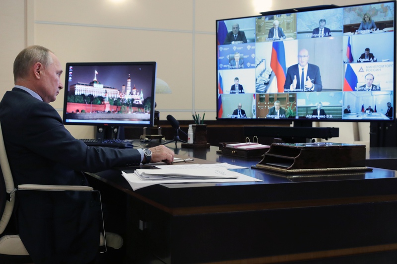 Владимир Путин проводит в режиме видеоконференции совещание с членами правительства