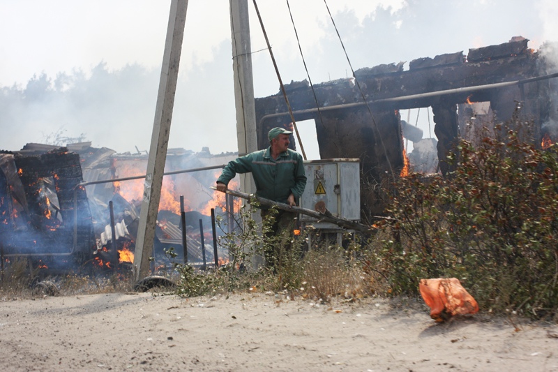 Жилые дома в селе, сгоревшие из-за лесного пожара