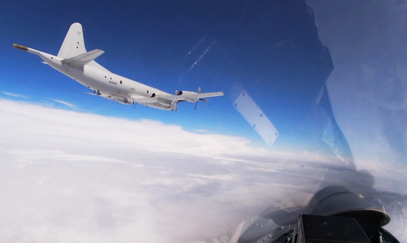 Истребители Су-27 сопровождают самолет-разведчик НАТО 