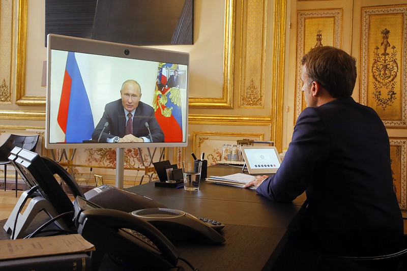 Владимир Путин и Эмманюэль Макрон общаются по видеосвязи