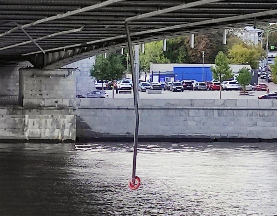 Повреждения на Крымском мосту в Москве