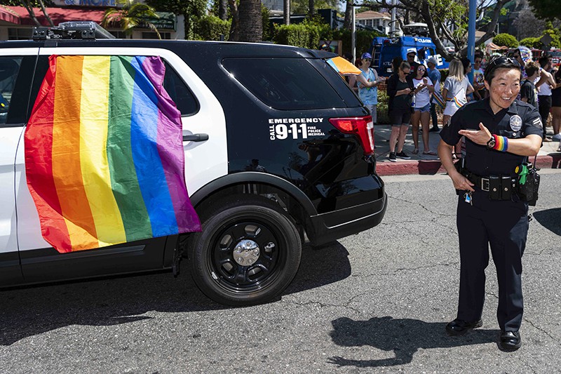 Флаг ЛГБТ на автомобиле полиции США