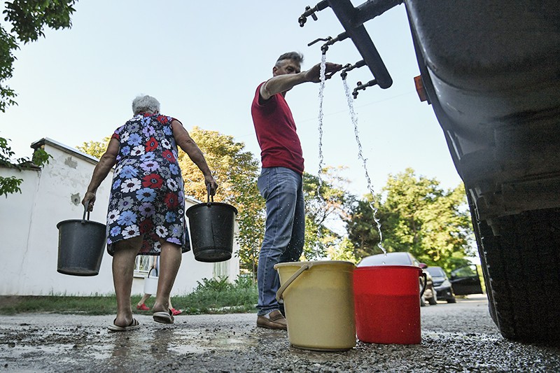 Жители набирают воду