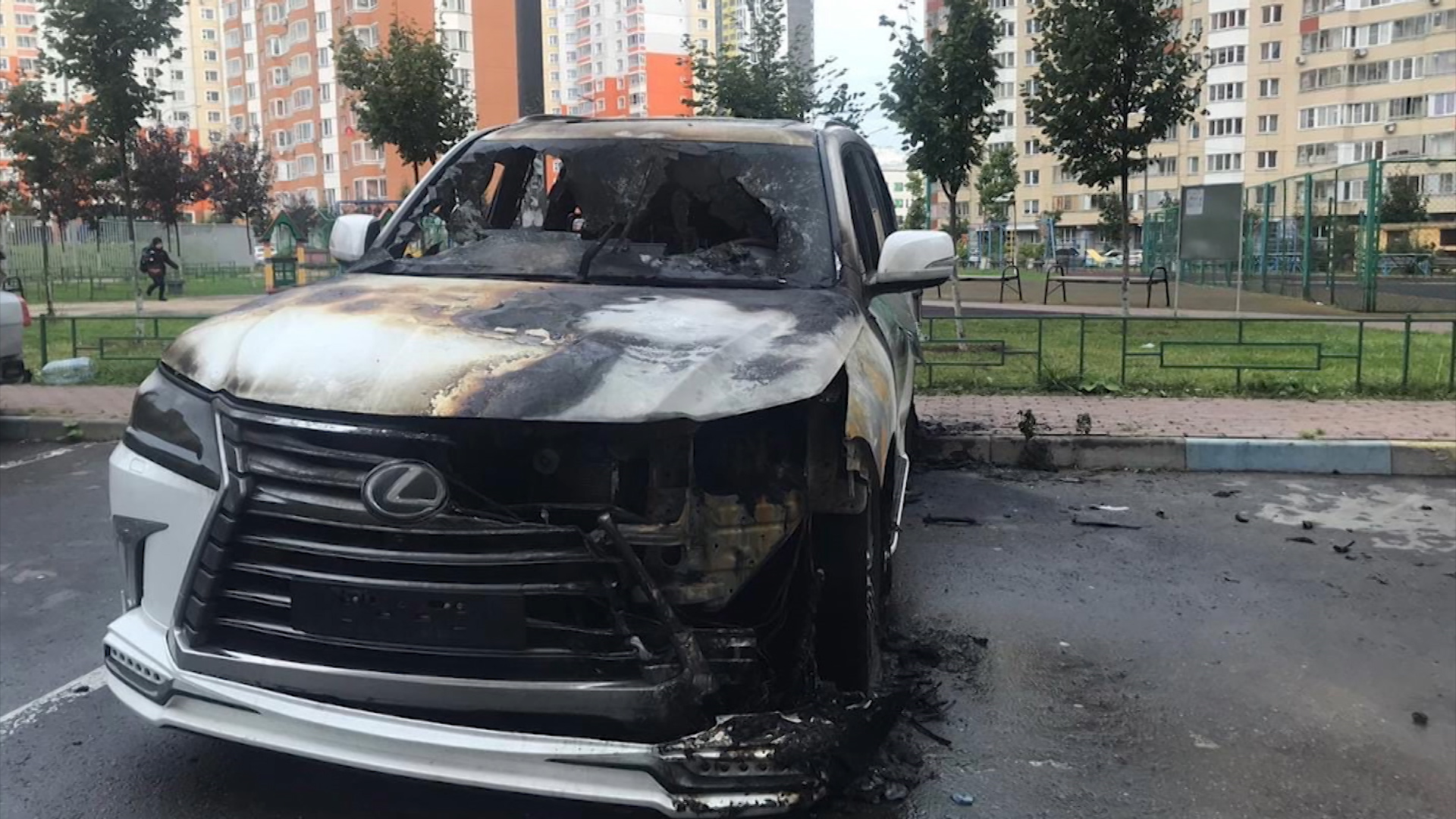 Опубликовано видео горящей во дворе дома иномарки в Москве :: Новости :: ТВ  Центр