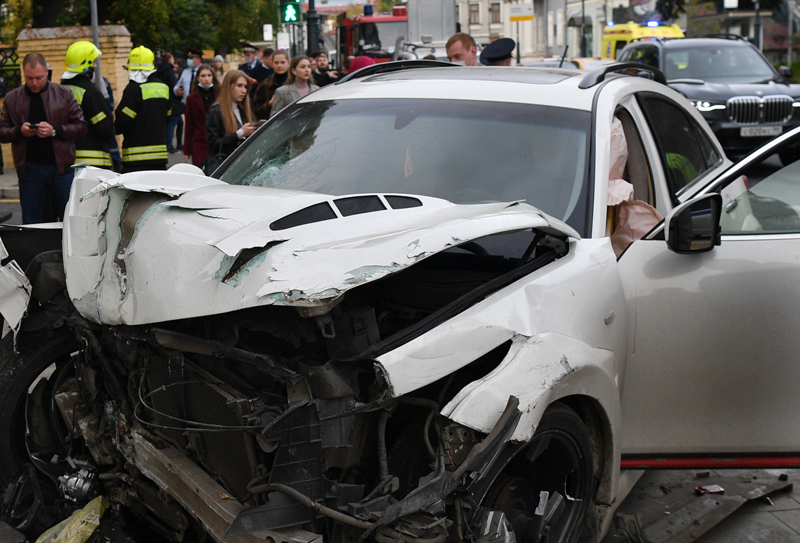 Автомобиль сбил пешеходов на тротуаре в центре Москвы