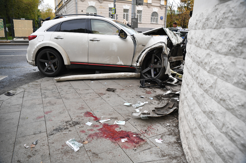 Автомобиль сбил пешеходов на тротуаре в центре Москвы