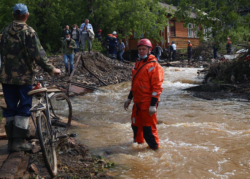 Спасатели МЧС во время ликвидации последствий паводка