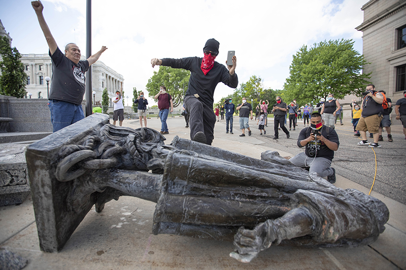Протестующие снесли памятник Христофору Колумбу в Миннесоте