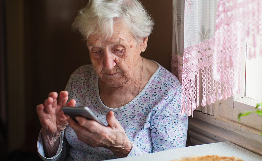 Пенсионерка со смартфоном