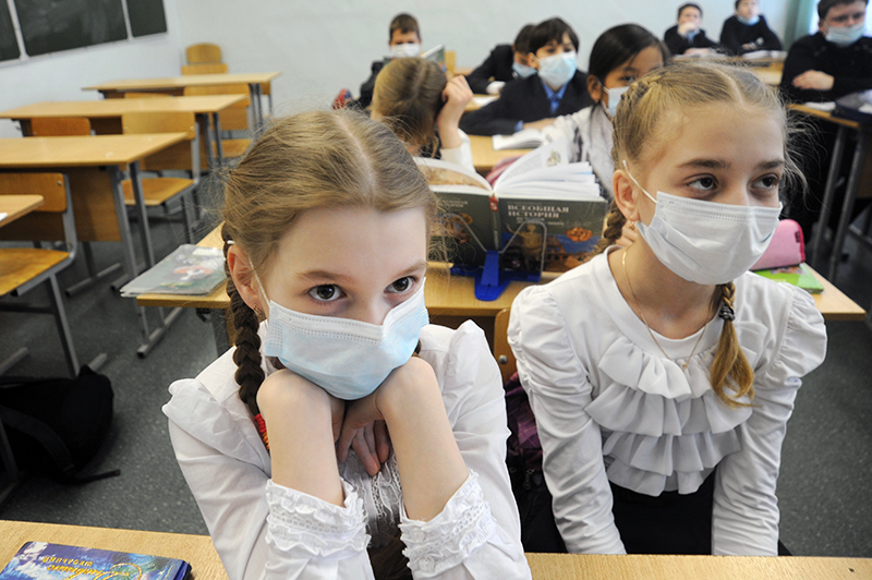 Школьники в медицинских масках