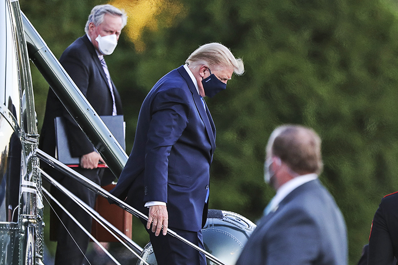 Дональд Трамп в защитной маске