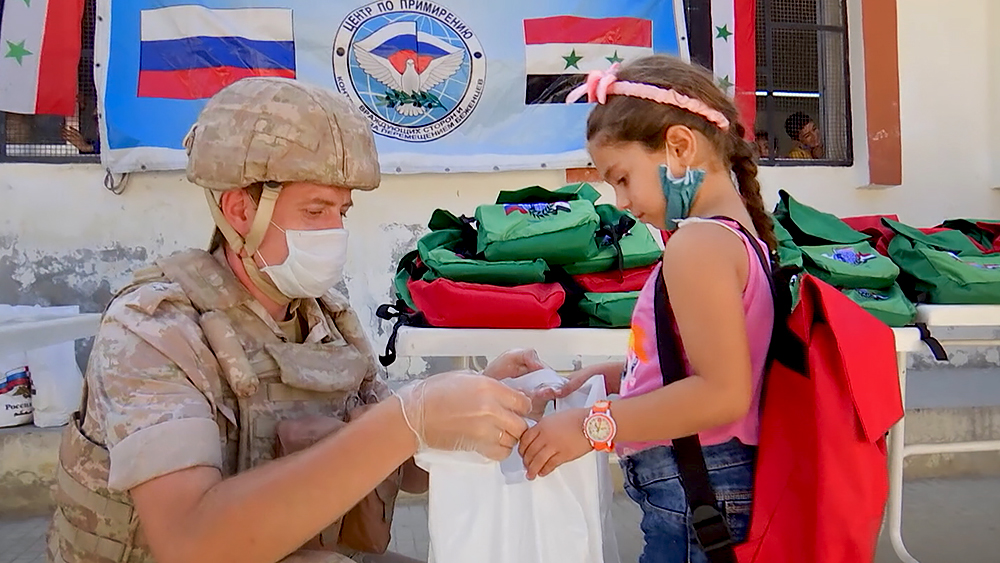 Российские военные доставили подарки сирийским школьникам