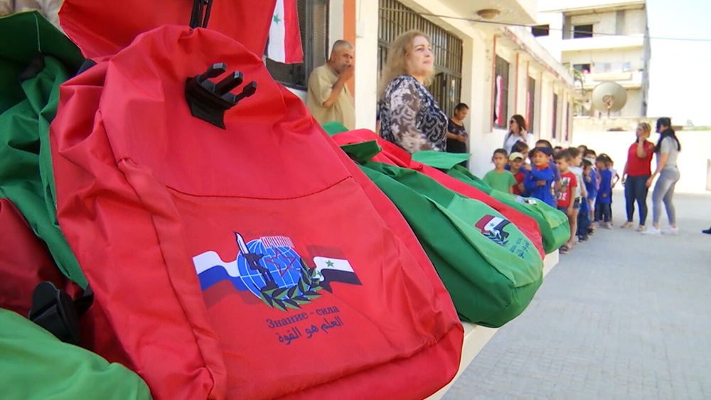Российские военные доставили подарки сирийским школьникам