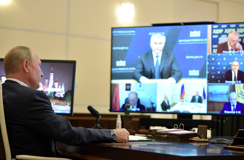 Владимир Путин во время встречи с лидерами фракций Госдумы