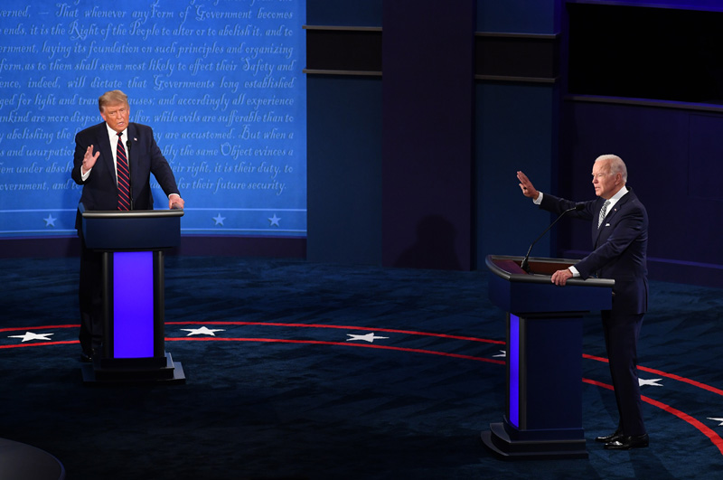 Дональд Трамп и Джо Байден во время президентских дебатов 