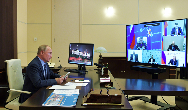 Владимир Путин во время совещания в режиме видеоконференции по вопросам по вопросам МЧС