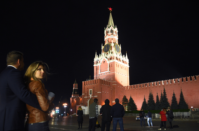 Москва новости часы. Спасская башня Московского Кремля ЕГЭ. Спасская башня Путин Кремля Москва. Спасская башня новый год Путин. Часы на Спасской башне Московского Кремля фото.