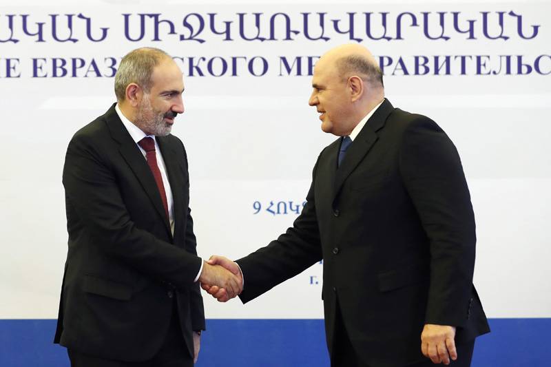 Премьер-министр Армении Никол Пашинян и премьер-министр РФ Михаил Мишустин