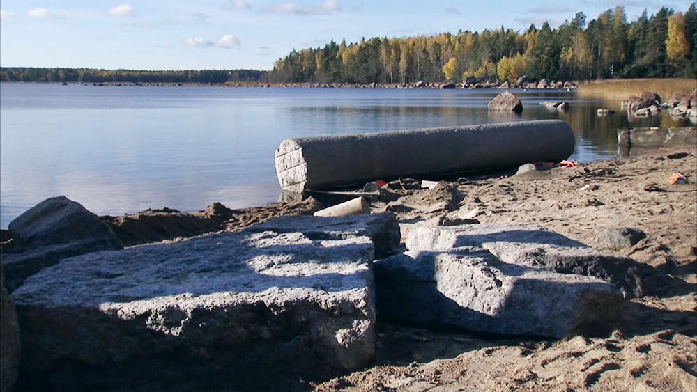 Подъем затонувших колонн со дна Финского залива