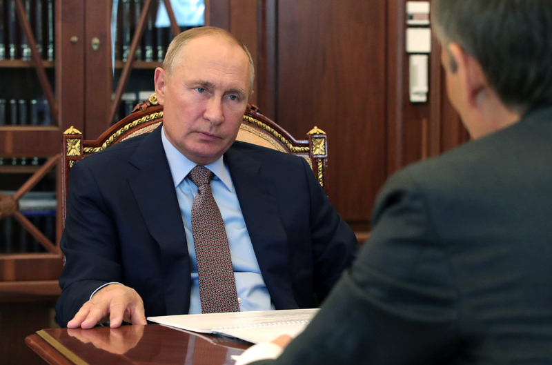 Владимир Путин во время встречи с председателем правления АО "Россельхозбанк" Борисом Листовым